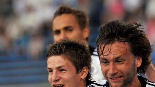 Radost fotbalistů Hradce Králové Tomáše Rezka (vpravo) a Václava Pilaře. Radost fotbalistů Hradce Králové Tomáše Rezka (vpravo) a Václava Pilaře.