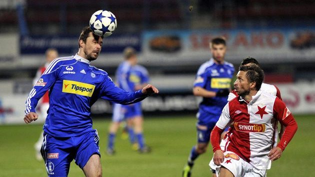 Vlevo Michal Ordoš (Sigma), vpravo David Hubáček (Slavia) bojují o míč v utkání 21. kola, které skončilo bezbrankovou remízou. Vlevo Michal Ordoš (Sigma), vpravo David Hubáček (Slavia) bojují o míč v utkání 21. kola, které skončilo bezbrankovou remízou.