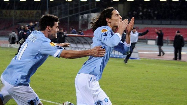 Neapolský Edinson Cavani (vpravo) se raduje z branky. Neapolský Edinson Cavani (vpravo) se raduje z branky.