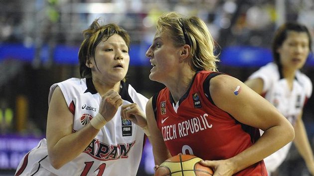 Japonská hráčka Asami Jošidaová (vlevo) brání Hanu Horákovou. Japonská hráčka Asami Jošidaová (vlevo) brání Hanu Horákovou.