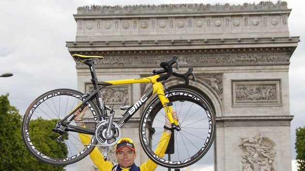Australský cyklista Cadel Evans oslavuje před pařížským Vítězným obloukem triumf v 98. ročníku Tour de France. Australský cyklista Cadel Evans oslavuje před pařížským Vítězným obloukem triumf v 98. ročníku Tour de France.