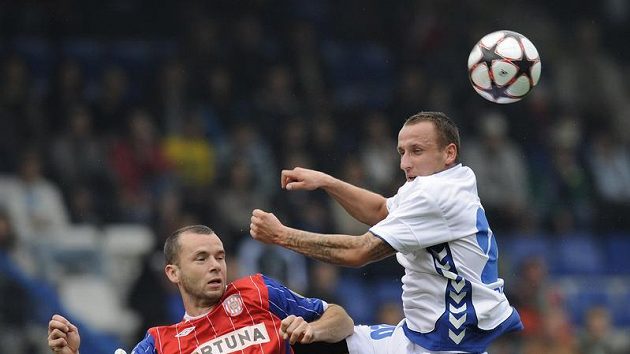 Michal Breznanik (vpravo) z Liberce hlavičkuje před Františkem Dřížďalem z Brna. Michal Breznanik (vpravo) z Liberce hlavičkuje před Františkem Dřížďalem z Brna.