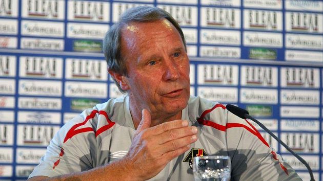 Německý trenér Ázerbajdžánu Berti Vogts Německý trenér Ázerbajdžánu Berti Vogts