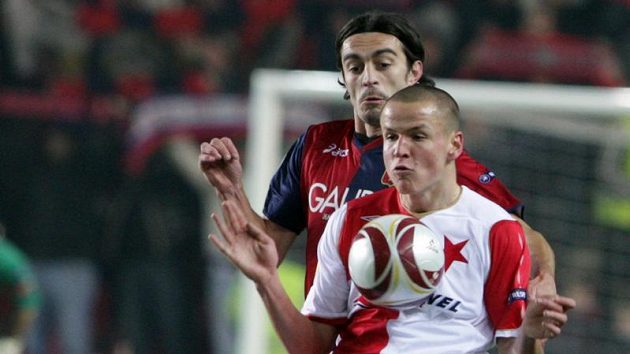 Adam Hloušek ze Slavie (vpředu) si kryje míč před Giuseppe Biavou z Janova. Adam Hloušek ze Slavie (vpředu) si kryje míč před Giuseppe Biavou z Janova.