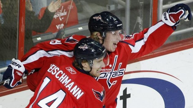 Hokejisté Washingtonu Tomáš Fleischmann a Nicklas Bäckström. Hokejisté Washingtonu Tomáš Fleischmann a Nicklas Bäckström.