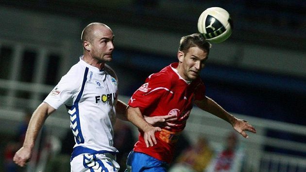 Jan Nezmar (vlevo) v roli obránce stíhá plzeňského útočníka Marka Bakoše. Jan Nezmar (vlevo) v roli obránce stíhá plzeňského útočníka Marka Bakoše.