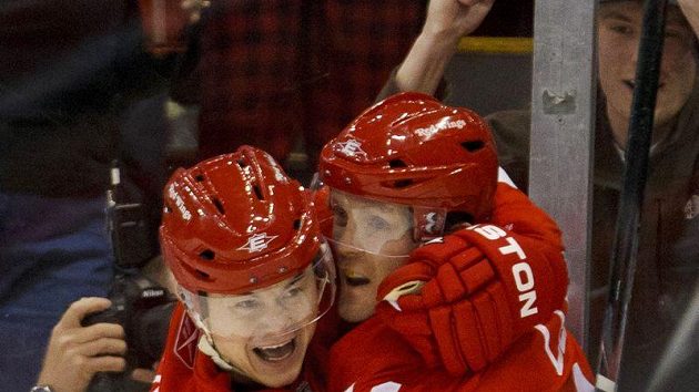 Jiří Hudler (vlevo) oslavuje se spoluhráčemz Detroitu Jiří Hudler (vlevo) oslavuje se spoluhráčemz Detroitu