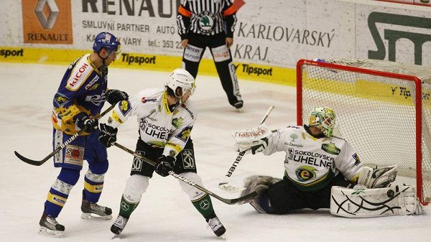 Obránce Jakub Čutta (uprostřed) ještě v dresu Karlových Varů před brankou Obránce Jakub Čutta (uprostřed) ještě v dresu Karlových Varů před brankou
