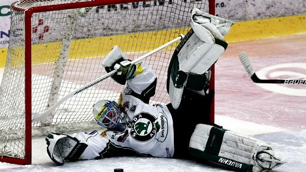 Mladoboleslavský brankář Marek Schwarz v akci. Mladoboleslavský brankář Marek Schwarz v akci.