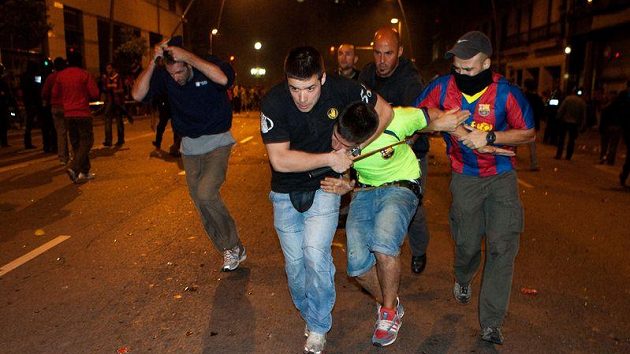 Oslavy vítězství v Lize mistrů se v ulicích Barcelony vymkly kontrole. Oslavy vítězství v Lize mistrů se v ulicích Barcelony vymkly kontrole.