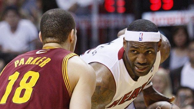 LeBron James (vpravo) se na porážce svého bývalého týmu podílel 24 body. LeBron James (vpravo) se na porážce svého bývalého týmu podílel 24 body.
