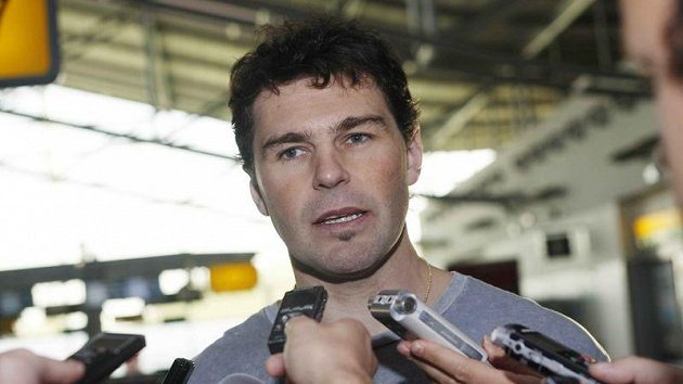 Jaromír Jágr odpovídá na letišti na otázky novinářů před odletem do Ameriky. Jaromír Jágr odpovídá na letišti na otázky novinářů před odletem do Ameriky.