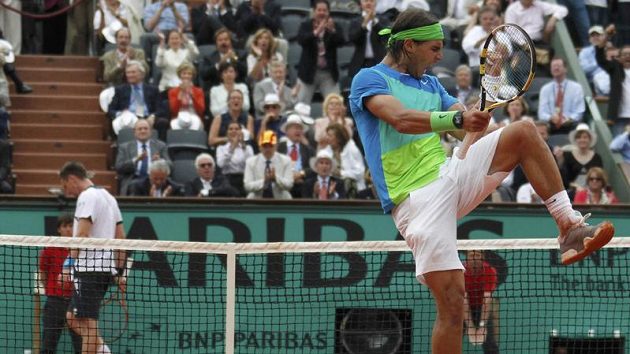 Spontánní reakce Rafela Nadala v průběhu finále French Open proti Robinu Söderlingovi. Spontánní reakce Rafela Nadala v průběhu finále French Open proti Robinu Söderlingovi.