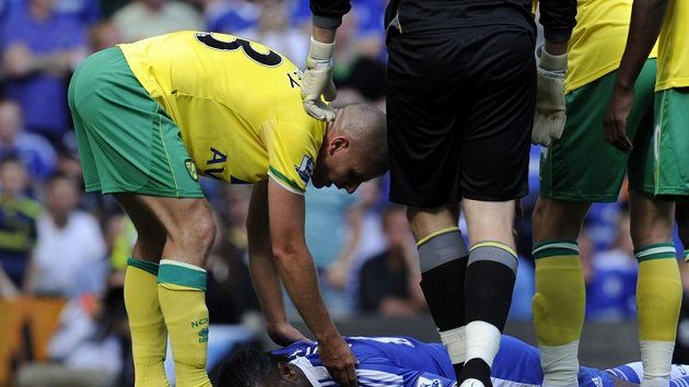Otřesený útočník Chelsea Didier Drogba po střetu s gólmanem Norwiche Ruddym. Otřesený útočník Chelsea Didier Drogba po střetu s gólmanem Norwiche Ruddym.