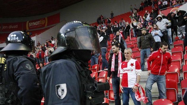 Policisté dohlíží na fanoušky Slavie v Edenu. Policisté dohlíží na fanoušky Slavie v Edenu.