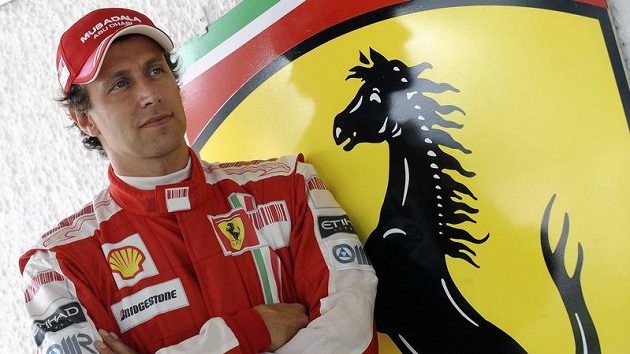 Pilot Luca Badoer stojí vedle loga italské stáje Ferrari Pilot Luca Badoer stojí vedle loga italské stáje Ferrari