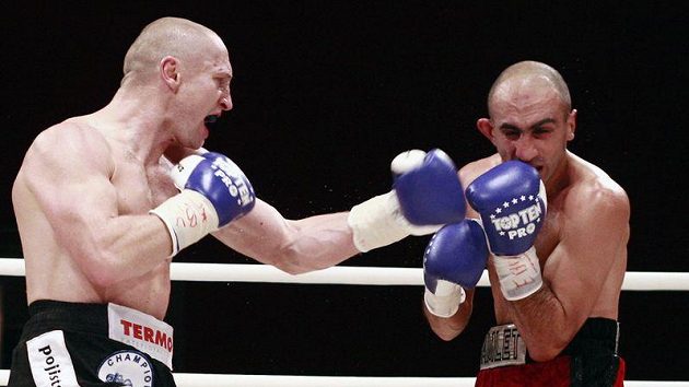 Boxer Lukáš Konečný zasazuje úder Arménu Petrosjanovi. Boxer Lukáš Konečný zasazuje úder Arménu Petrosjanovi.
