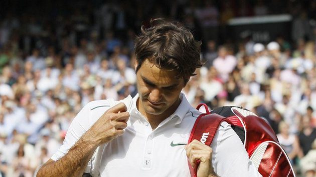 Roger Federer opouští zklamaně wimbledonský kurt po vyřazení od Tsongy. Roger Federer opouští zklamaně wimbledonský kurt po vyřazení od Tsongy.