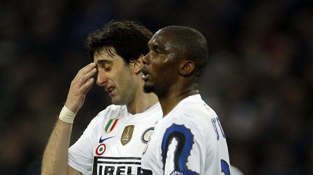 Zklamání fotbalistů Interu Diego Milita (vlevo) a Samuela Eto'o Zklamání fotbalistů Interu Diego Milita (vlevo) a Samuela Eto'o