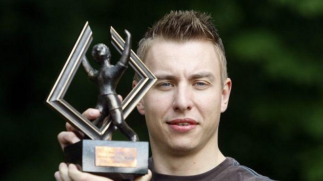 Filip Jícha s trofejí pro nejlepšího házenkáře světa. Filip Jícha s trofejí pro nejlepšího házenkáře světa.