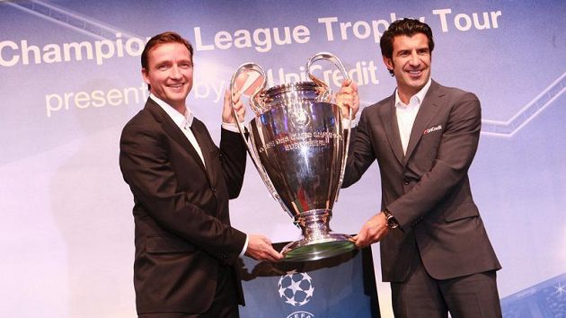 Vladimír Šmicer (vlevo) a Luis Figo s pohárem pro vítěze Ligy mistrů. Teď se znovu sešli jako ambasadoři ME 2020. Vladimír Šmicer (vlevo) a Luis Figo s pohárem pro vítěze Ligy mistrů. Teď se znovu sešli jako ambasadoři ME 2020.