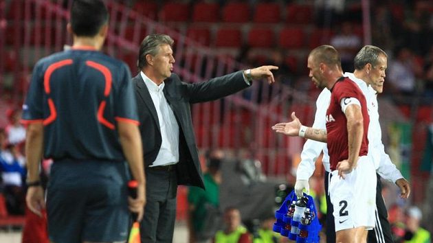 Kouč Jozef Chovanec (druhý zleva) na Řepku hodně spoléhá. S ním v sestavě Sparta neprohrává.. Kouč Jozef Chovanec (druhý zleva) na Řepku hodně spoléhá. S ním v sestavě Sparta neprohrává..