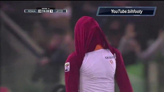 Pablo Osvaldo se nestačil divit, když sudí jeho nádherný gól neuznali. Pablo Osvaldo se nestačil divit, když sudí jeho nádherný gól neuznali.