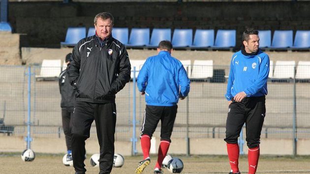 Plzeňský trenér Pavel Vrba a kapitán týmu Pavel Horváth na tréninku. Plzeňský trenér Pavel Vrba a kapitán týmu Pavel Horváth na tréninku.