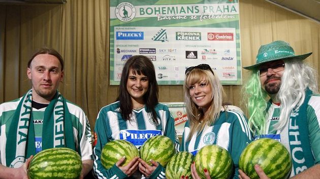 Fanoušci Střížkova v recesi vybrali "melouny" na pokutu pro svůj klub... Fanoušci Střížkova v recesi vybrali "melouny" na pokutu pro svůj klub...