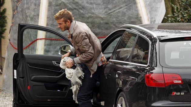 Anglický fotbalista David Beckham vystupuje ze svého automobilu v Miláně, kde bude hrát za místní AC. Anglický fotbalista David Beckham vystupuje ze svého automobilu v Miláně, kde bude hrát za místní AC.