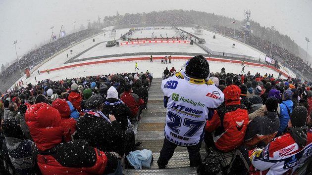 Utkání Pardubice - Brno na plochodrážním stadionu pod širým nebem Utkání Pardubice - Brno na plochodrážním stadionu pod širým nebem