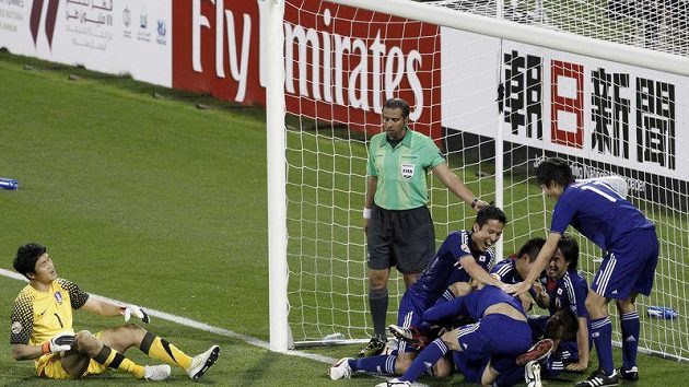 Fotbalisté Japonska se radují z gólu do sítě Koreje. Fotbalisté Japonska se radují z gólu do sítě Koreje.
