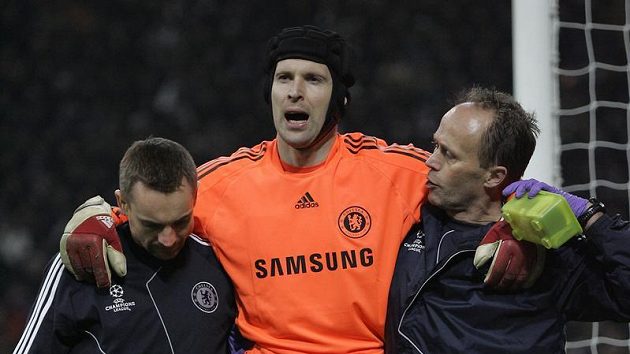 Zraněný Petr Čech opouští San Siro. Zraněný Petr Čech opouští San Siro.