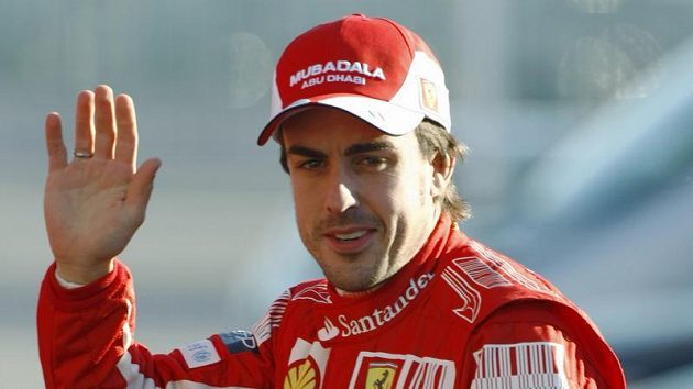 Fernando Alonso zdraví nadšené diváky. Fernando Alonso zdraví nadšené diváky.