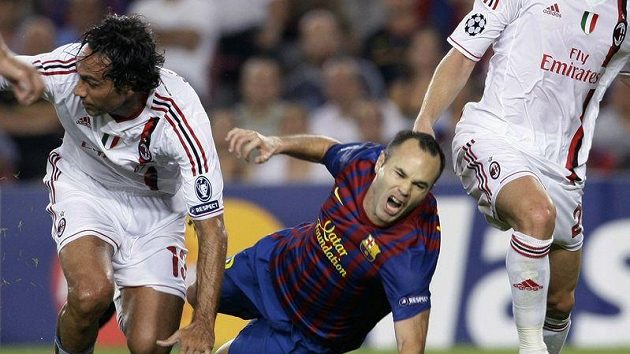 Andrés Iniesta padá s natrženým svalem na trávník. Andrés Iniesta padá s natrženým svalem na trávník.