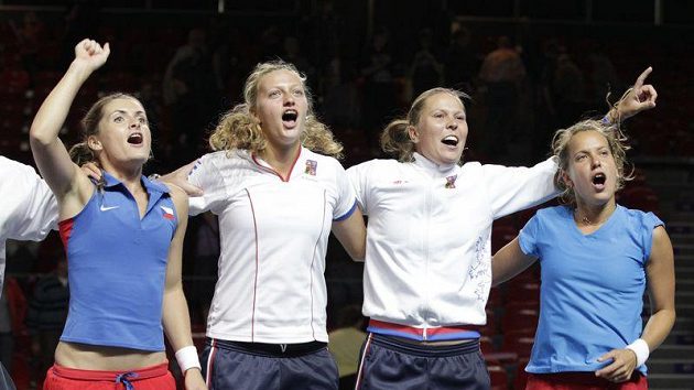 Radující se české tenistky po postupu do finále Fed Cupu. Zleva Iveta Benešová, Petra Kvitová, Lucie Hradecká a Barbora Záhlavová-Strýcová. Radující se české tenistky po postupu do finále Fed Cupu. Zleva Iveta Benešová, Petra Kvitová, Lucie Hradecká a Barbora Záhlavová-Strýcová.