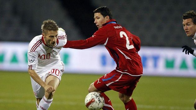 Marka Suchého (vpravo) obchází Martin Jörgensen Marka Suchého (vpravo) obchází Martin Jörgensen