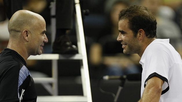 Pete Sampras (vpravo) a Andre Agassi během exhibičního zápasu v Macau Pete Sampras (vpravo) a Andre Agassi během exhibičního zápasu v Macau