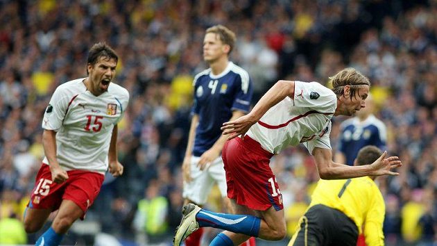 Jaroslav Plašil slaví svůj gól ve Skotsku, stíhá ho radující se Milan Baroš. Jaroslav Plašil slaví svůj gól ve Skotsku, stíhá ho radující se Milan Baroš.
