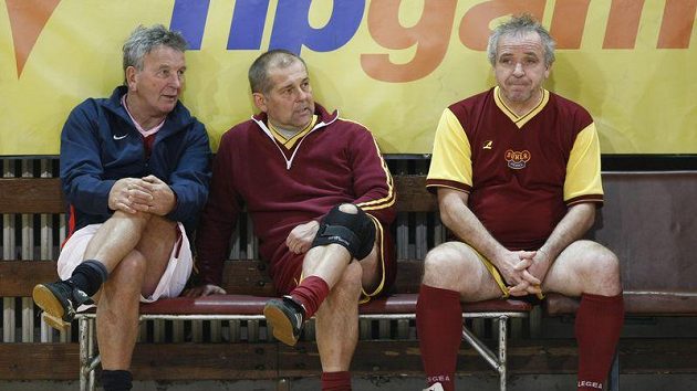 Bílkův asistent Josef Pešice (první zleva) při fotbalové exhibici s Petrem Radou (uprostřed) a a Ladislavem Vízkem, Bílkův asistent Josef Pešice (první zleva) při fotbalové exhibici s Petrem Radou (uprostřed) a a Ladislavem Vízkem,