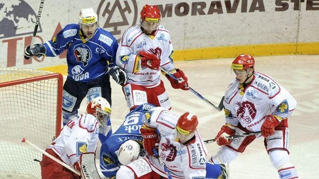 Skrumáž před brankou třineckého brankáře Petera Hamerlíka. Skrumáž před brankou třineckého brankáře Petera Hamerlíka.