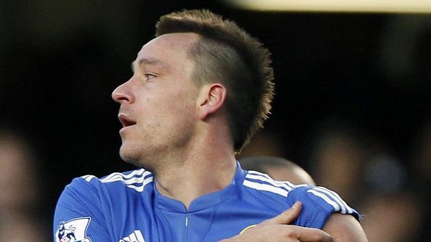 John Terry si vyhrnuje rukáv, aby ukázal fanouškům Chelsea kapitánskou pásku. John Terry si vyhrnuje rukáv, aby ukázal fanouškům Chelsea kapitánskou pásku.