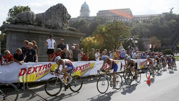 Triatlonisté závodili na mistrovství světa v těsné blízkosti budapešťských památek. Triatlonisté závodili na mistrovství světa v těsné blízkosti budapešťských památek.