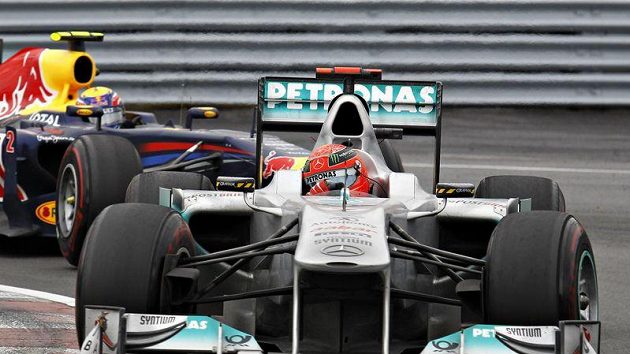 Michael Schumacher (vpředu) s vozem Mercedes bránil třetí místo ve Velké ceně Kanady před Markem Webberem z Red Bullu marně. Michael Schumacher (vpředu) s vozem Mercedes bránil třetí místo ve Velké ceně Kanady před Markem Webberem z Red Bullu marně.