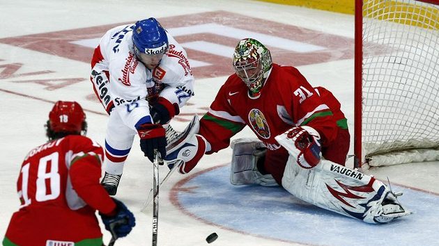 Jiří Novotný se snaží překonat běloruského brankáře Andreje Mezina. Jiří Novotný se snaží překonat běloruského brankáře Andreje Mezina.