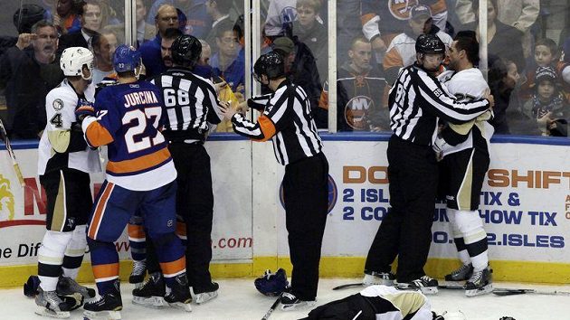 Eric Tangradi z Pittsburghu leží na ledě po jedné z bitek v zápase s NY Islanders. Eric Tangradi z Pittsburghu leží na ledě po jedné z bitek v zápase s NY Islanders.