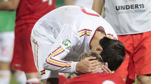 Kapitána české devatenáctky Jakuba Brabce utěšuje Španěl Alvaro Morata Kapitána české devatenáctky Jakuba Brabce utěšuje Španěl Alvaro Morata