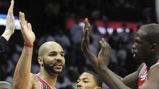 Basketbalisté Chicaga (zleva) Carlos Boozer, Derek Rose a Luol Deng oslavují koš vstřelený Atlantě. Basketbalisté Chicaga (zleva) Carlos Boozer, Derek Rose a Luol Deng oslavují koš vstřelený Atlantě.