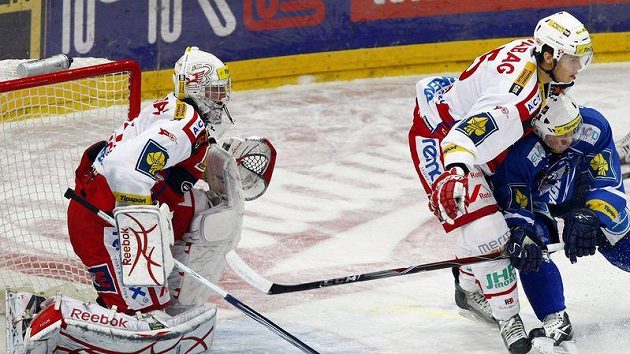 Obránce Slavie Vladimír Roth (uprostřed) odstavuje hráče Plzně Obránce Slavie Vladimír Roth (uprostřed) odstavuje hráče Plzně