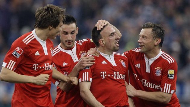 Fotbalisté Bayernu se radují se střelcem gólu Franckem Ribérym (druhý zprava) v utkání proti Schalke. Fotbalisté Bayernu se radují se střelcem gólu Franckem Ribérym (druhý zprava) v utkání proti Schalke.